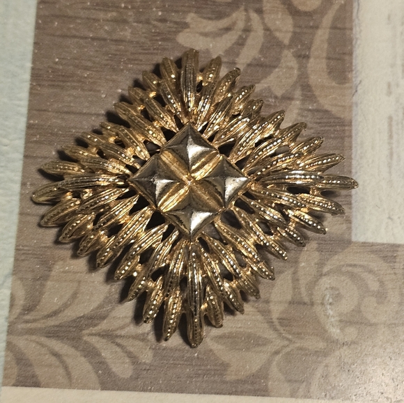 Jewelry - Gold Tone Brooch Pin